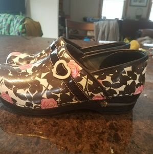 Sanita koi clogs. Very cute Rose and vine pattern